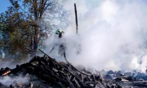 [FOTOS] Incendio destruyó la ex fábrica de Lino en Purranque