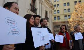 Líderes regionalistas y parlamentarios demandan frente a La Moneda cumplimiento en agenda descentralización