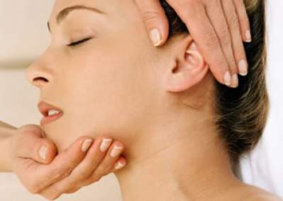 5 ejercicios sencillos que te ayudarán a adelgazar la cara
